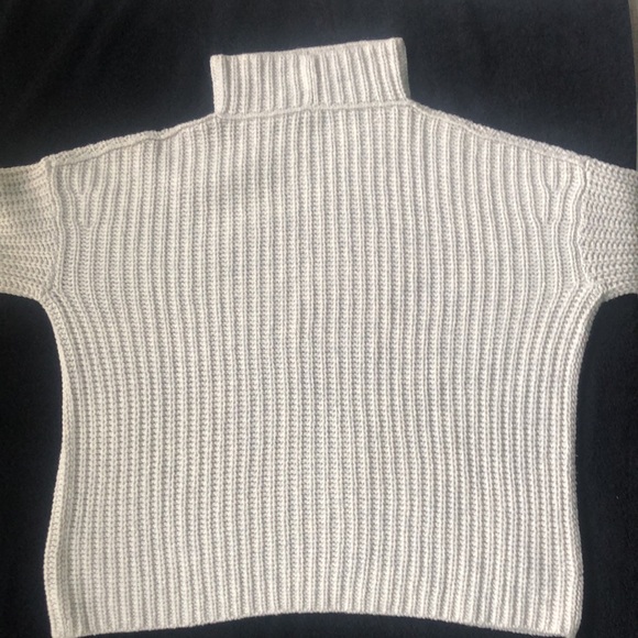 Vince mock neck sweater. Light gray made with wool viscose and cashmere. - Picture 2 of 6